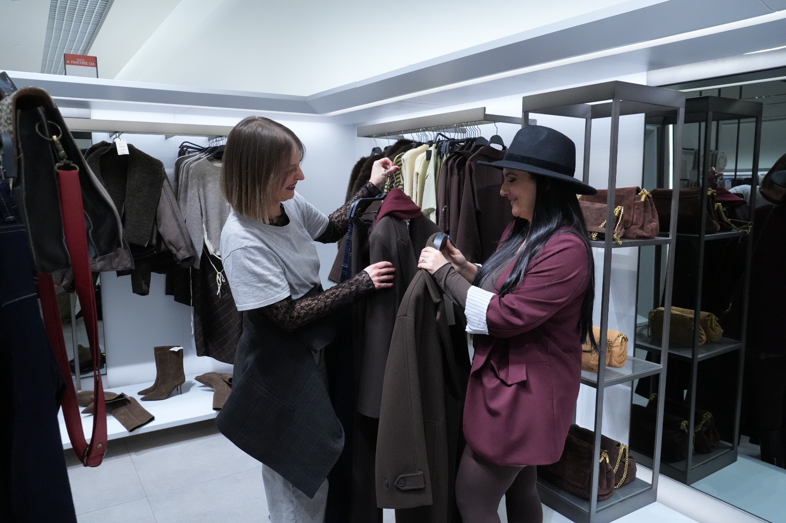 Alina Cossali sceglie un capo insieme a una cliente in boutique